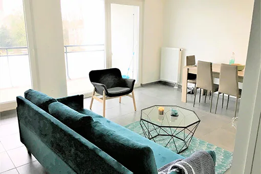 Salon et salle à manger organisés après rangement