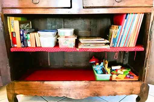 Meuble de jeux enfants organisé après rangement