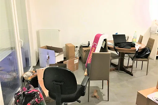 Pièce de vie encombrée avant désencombrement