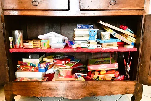 Meuble de jeux enfants désordonné avant rangement