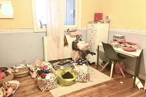Chambre d'enfant encombrée avant désencombrement