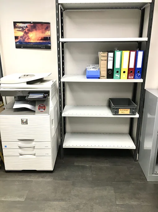 Étagère de bureau classée avec classeurs après organisation professionnelle