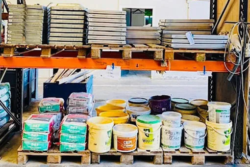 Stock matériaux de chantier rangé sur rayonnages après organisation