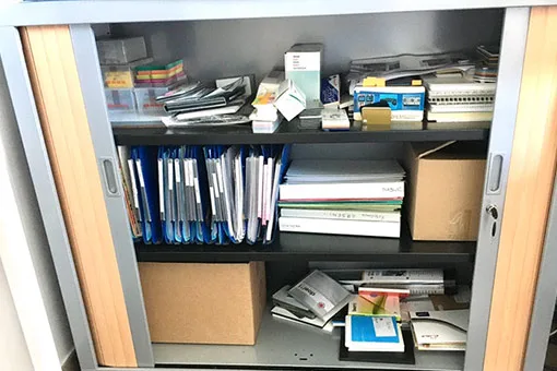 Armoire de bureau encombrée avant organisation professionnelle