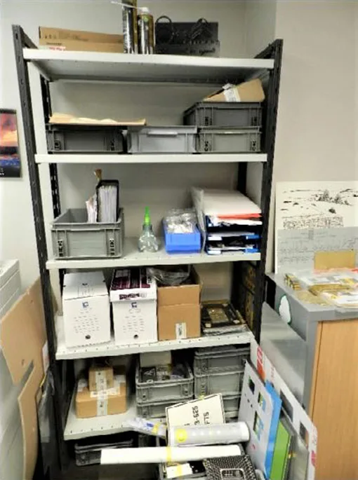 Étagère de stockage bureau encombrée avant rangement entreprise
