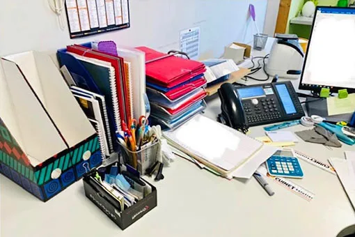 Bureau d'entreprise encombré avant coaching organisation
