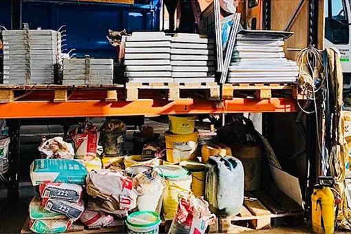 Stock matériaux de chantier désordonné avant organisation