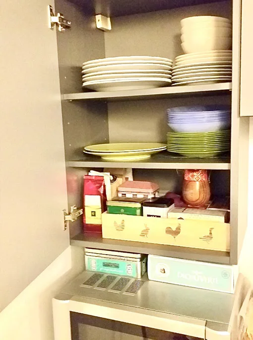 Placard de cuisine rangé après organisation à domicile
