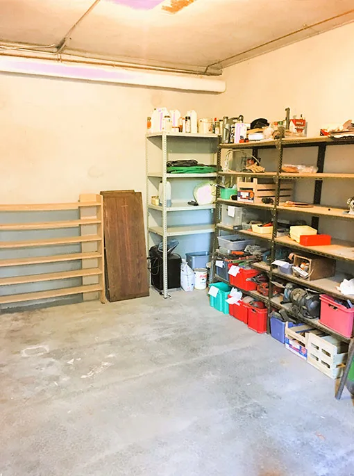 Cave / garage rangé avec étagères après coaching organisation