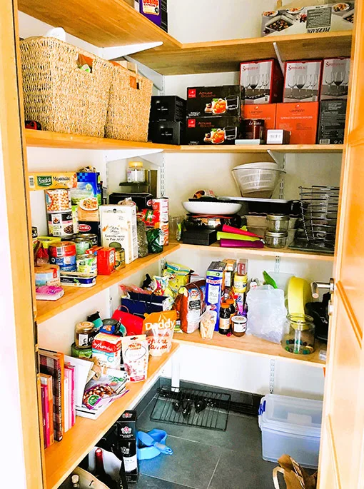 Cellier / garde-manger encombré avant coaching rangement