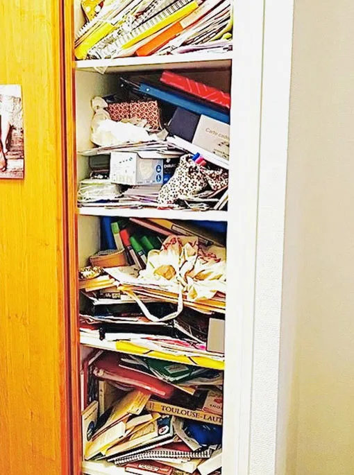 Placard administratif encombré de papiers avant rangement